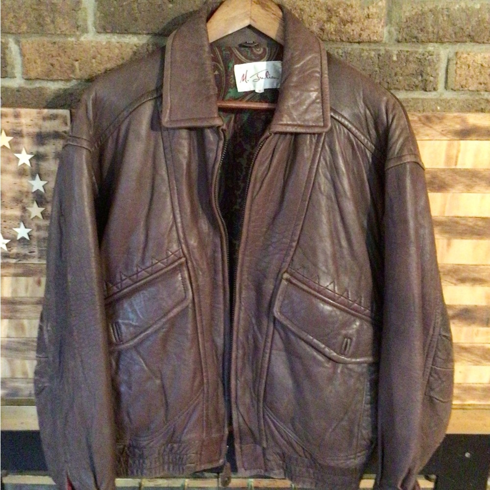 Men’s Bomber style Leather jacket. Size Medium.